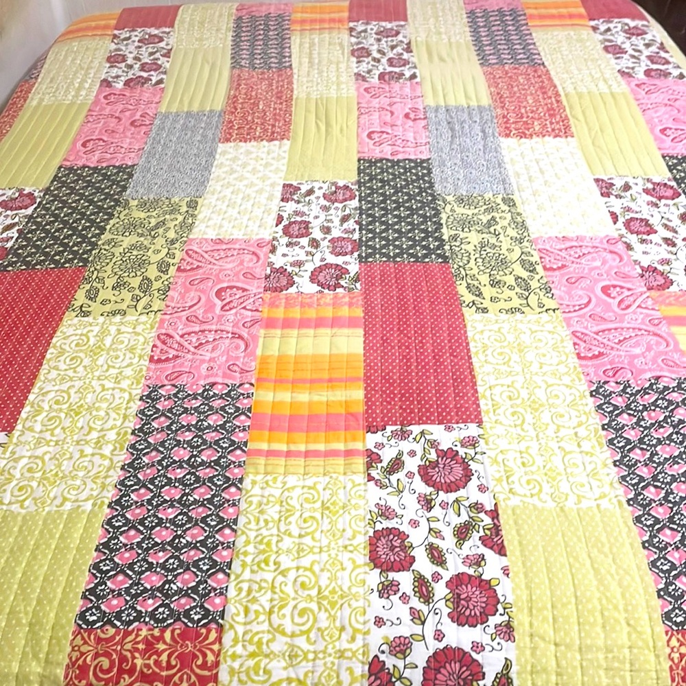 Essential Home Full Size Pink/Patchwork Quilt 91" X 99"
